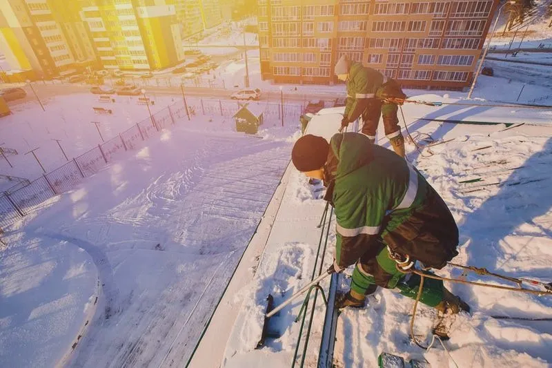 Ile za odśnieżanie dachu? Ceny i sposób rozliczenia