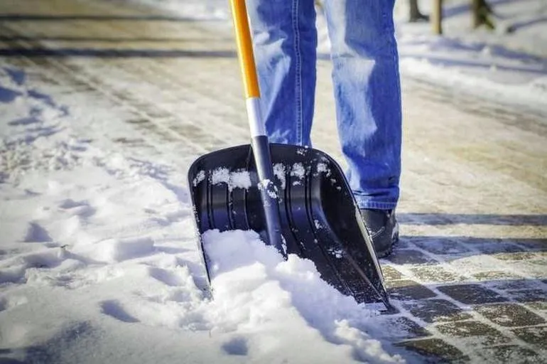 Jak skutecznie odśnieżać kostkę brukową? Sprawdź najlepsze metody!