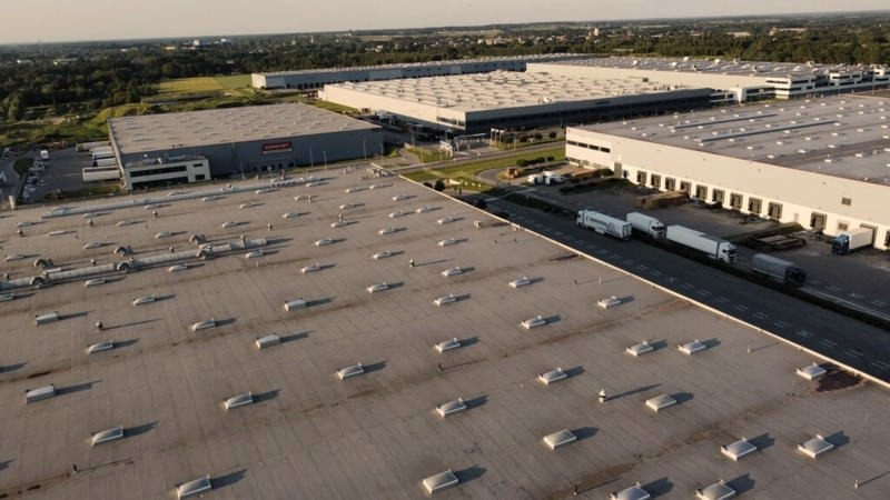Jak zlokalizować przeciek w dachu? Skuteczne metody krok po kroku