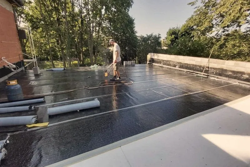 Jak zrobić hydroizolację na tarasie? Warstwy, materiały i najczęstsze błędy