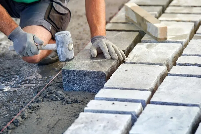 Jak zrobić suchy beton w betoniarce? Proporcje, kolejność mieszania i praktyczne wskazówki