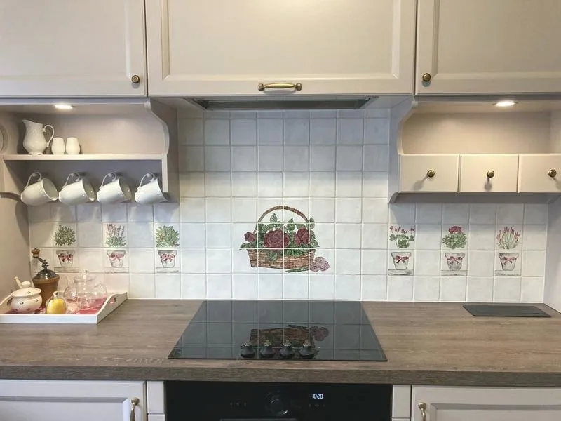 Jakie kafle idealnie komponują się z białymi meblami w kuchni?
